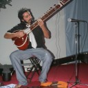 Riky Ragusa con il Sitar, strumento indiano